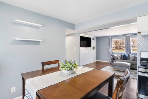 Cozy 2 Bed/1 Bath Unit