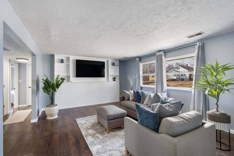 Cozy 2 Bed/1 Bath Unit
