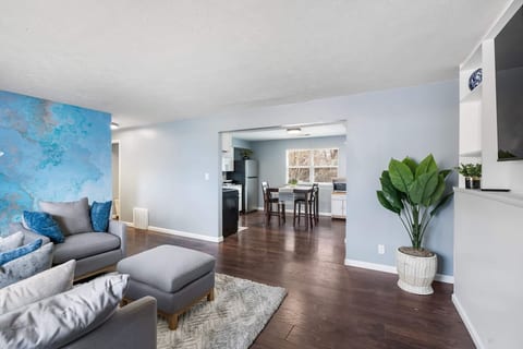 Cozy 2 Bed/1 Bath Unit