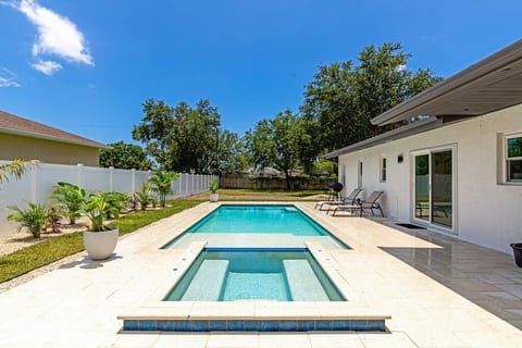 15x28 ft pool with spa/hot tub