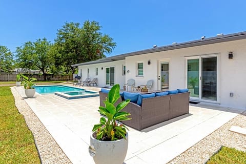 Casa Blanca Ranch Home near Siesta Key Beach