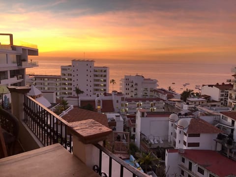 Stunning ocean views condo in Lower Amapas