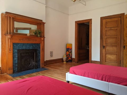 Deal! Beautiful room with a fireplace !