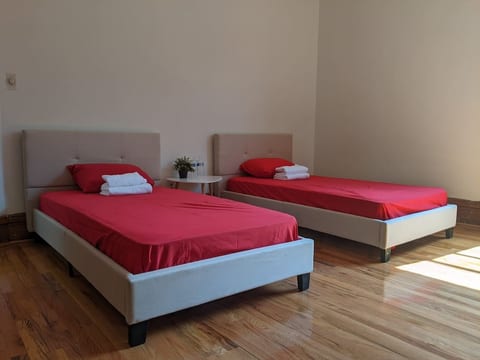 Deal! Beautiful room with a fireplace !