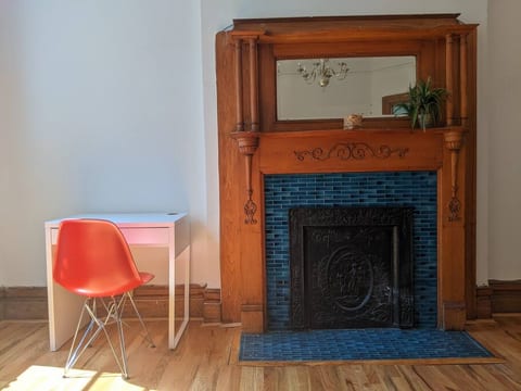 Deal! Beautiful room with a fireplace !