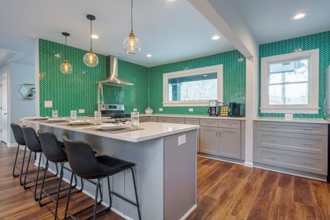 Pack Up Cove Updated waterfront home w/dock