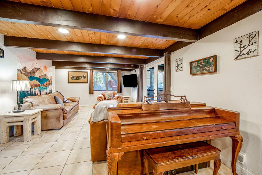 Mountain & Ski Slope View Cabin 3bd/3bth Sleeps 10