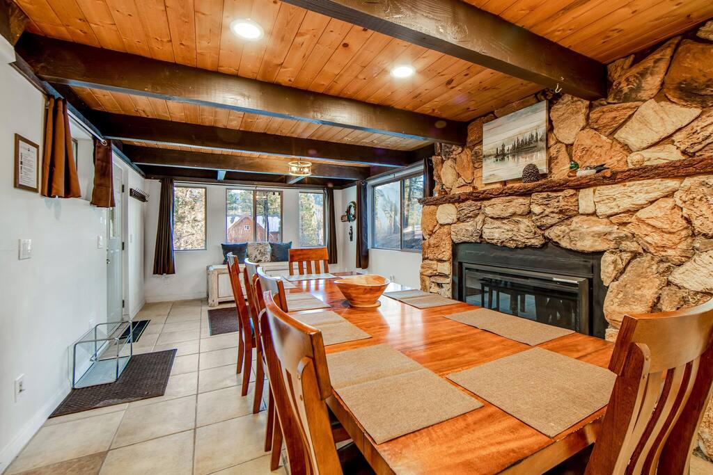 Mountain & Ski Slope View Cabin 3bd/3bth Sleeps 10