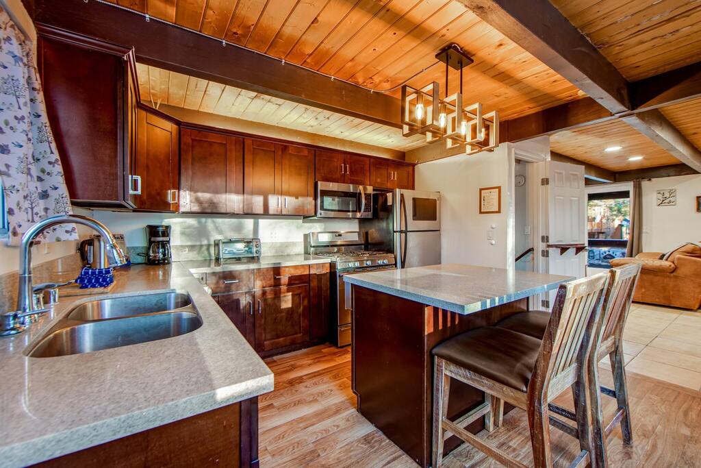 Mountain & Ski Slope View Cabin 3bd/3bth Sleeps 10