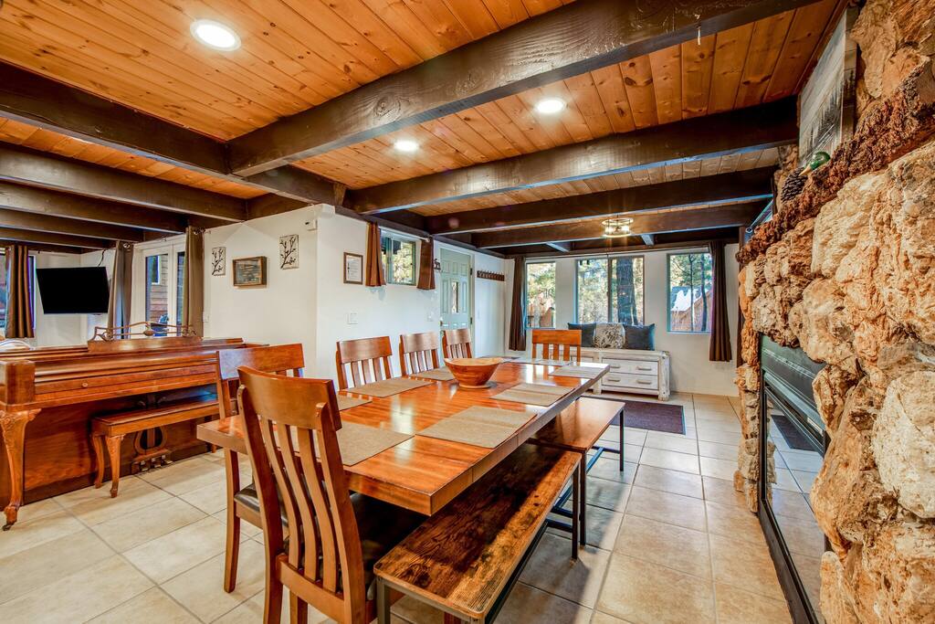 Mountain & Ski Slope View Cabin 3bd/3bth Sleeps 10