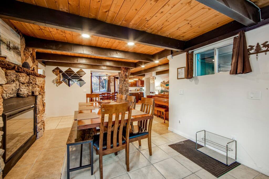 Mountain & Ski Slope View Cabin 3bd/3bth Sleeps 10