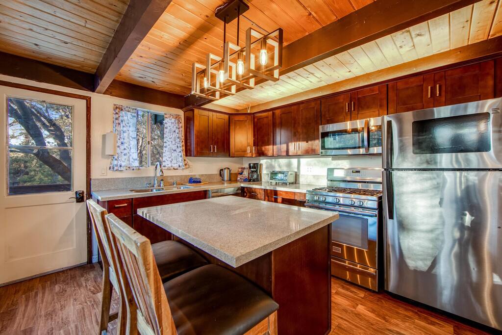 Mountain & Ski Slope View Cabin 3bd/3bth Sleeps 10