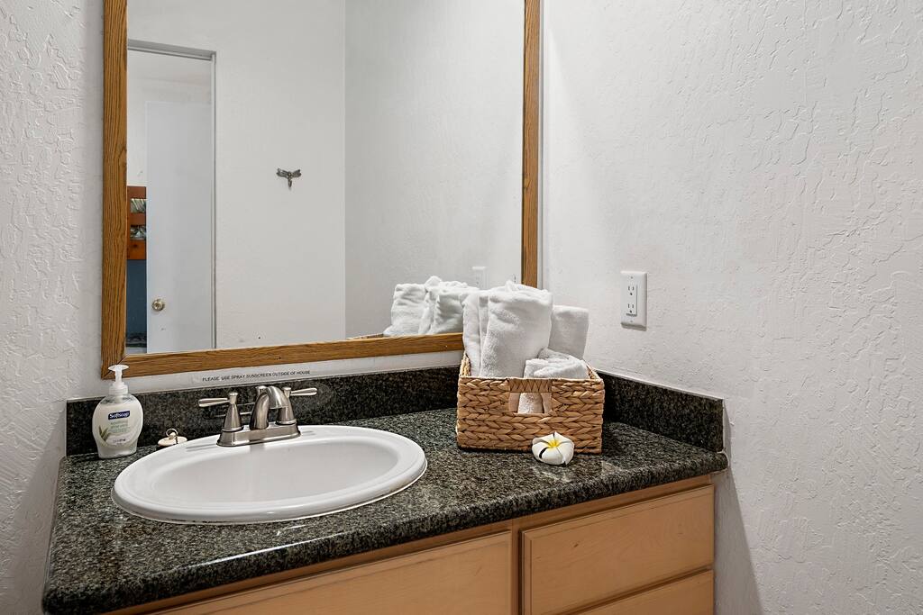 bunk room ensuite bathroom - New A/C Central Kona Surf House 4bd/4bth Sleeps8 - Kona