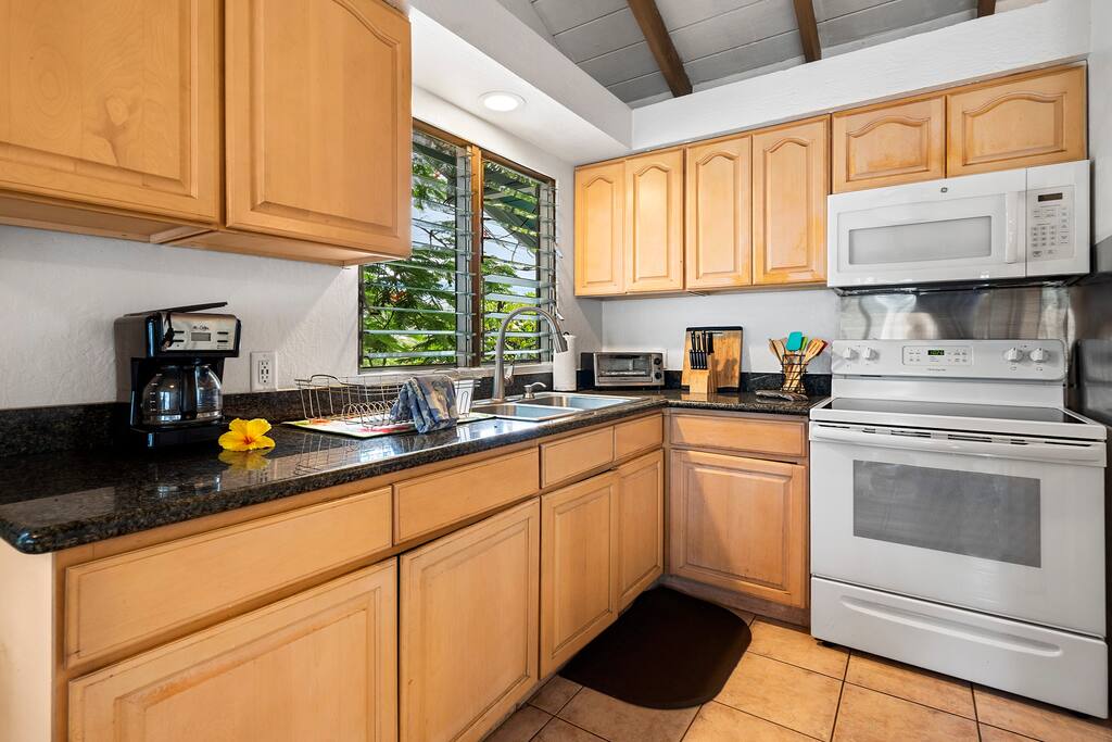 New A/C Central Kona Surf House 4bd/4bth Sleeps8