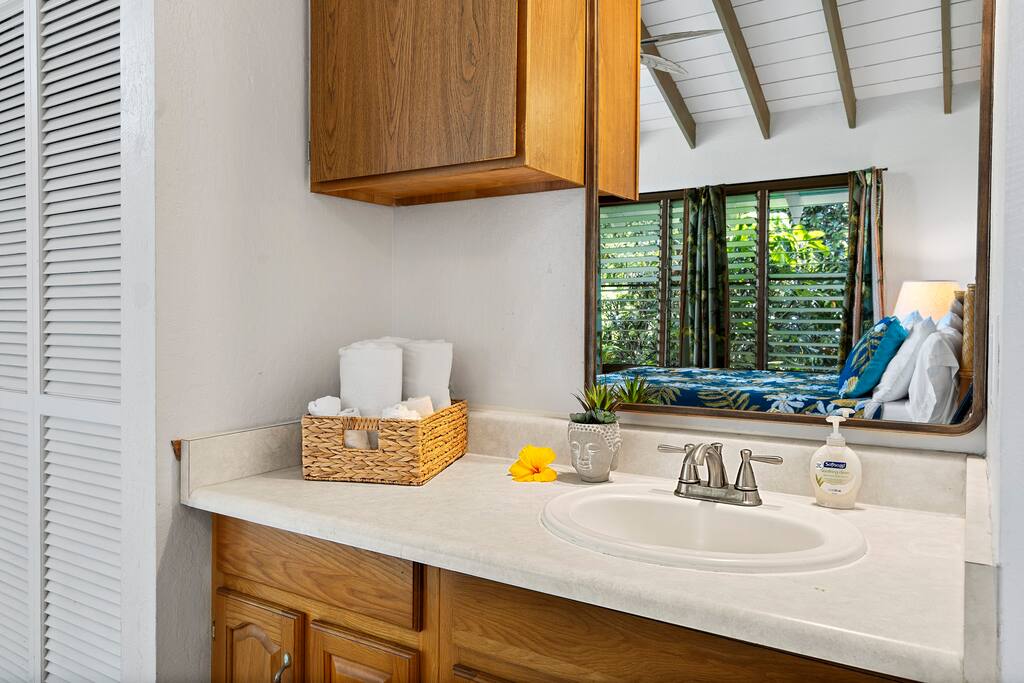 Kona Surf House 2nd Master Queen Bedroom ensuite bathroom - New A/C Central Kona Surf House 4bd/4bth Sleeps8 - Kona