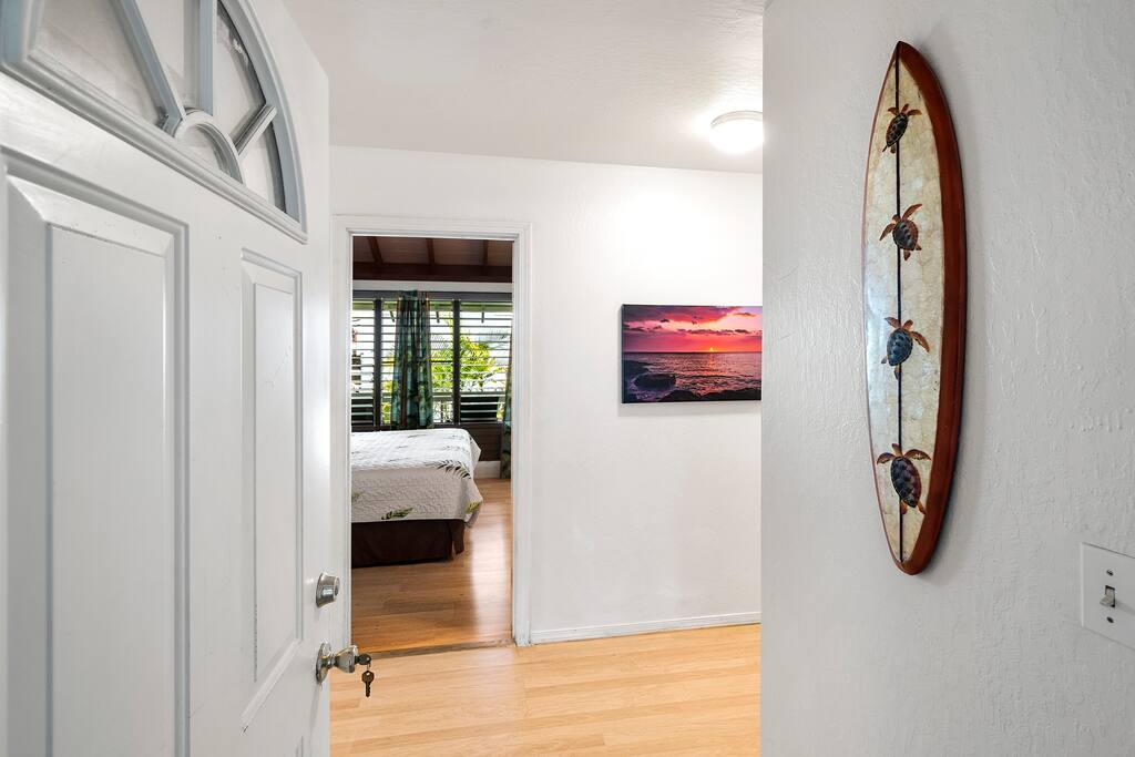 Kona Surf House tropical decor as you enter/exit the foyer - New A/C Central Kona Surf House 4bd/4bth Sleeps8 - Kona