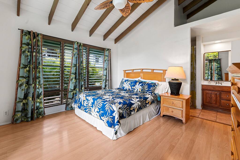 Kona Surf House 1st Master Queen Bedroom with ensuite bathroom - New A/C Central Kona Surf House 4bd/4bth Sleeps8 - Kona