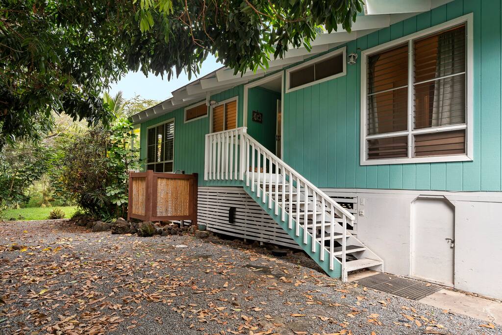 Entrance to Kona Surf House includes additional parking spaces and an outdoor shower - New A/C Central Kona Surf House 4bd/4bth Sleeps8 - Kona