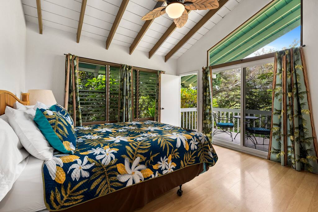 Kona Surf House 2nd Master Queen Bedroom with ensuite bathroom - New A/C Central Kona Surf House 4bd/4bth Sleeps8 - Kona