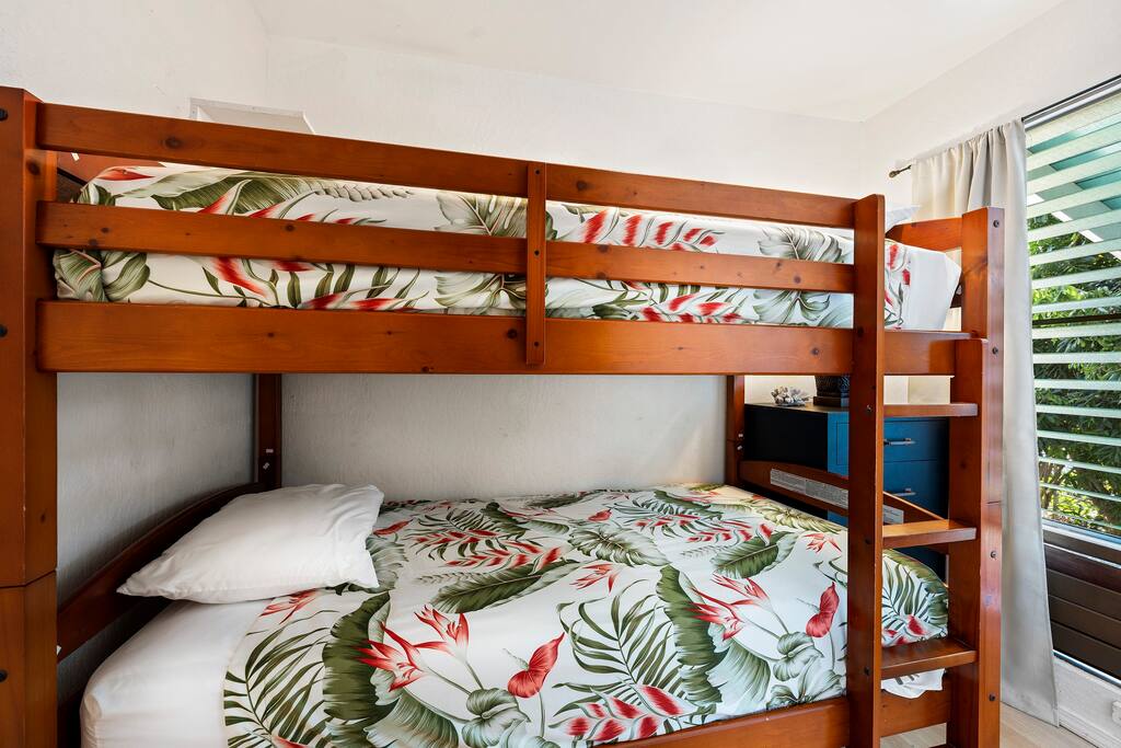 bunk room with ensuite bathroom - New A/C Central Kona Surf House 4bd/4bth Sleeps8 - Kona
