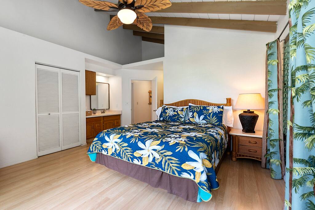 Kona Surf House 2nd Master Queen Bedroom with ensuite bathroom - New A/C Central Kona Surf House 4bd/4bth Sleeps8 - Kona