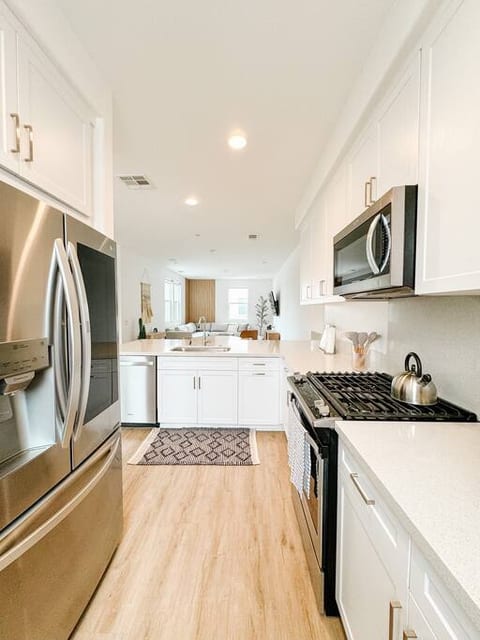 2B/2.5Bth Townhouse w Roof Deck