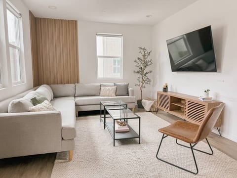 2B/2.5Bth Townhouse w Roof Deck