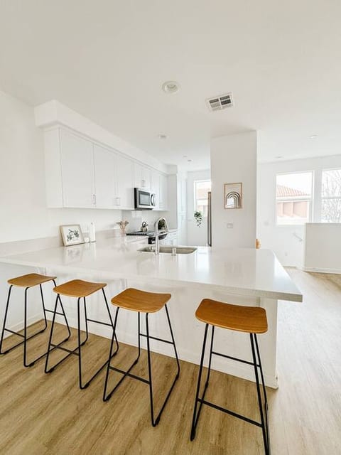2B/2.5Bth Townhouse w Roof Deck