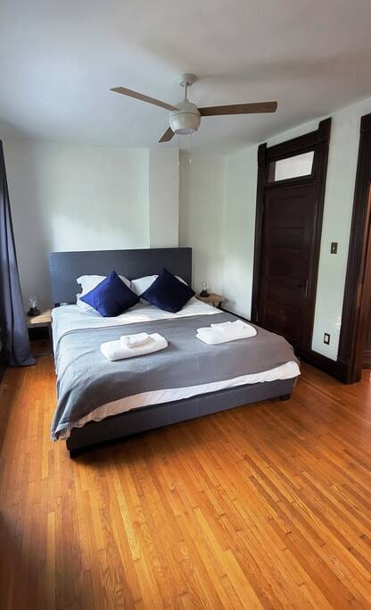 Historic 150 y/o 3-bedroom KC house with hot tub.