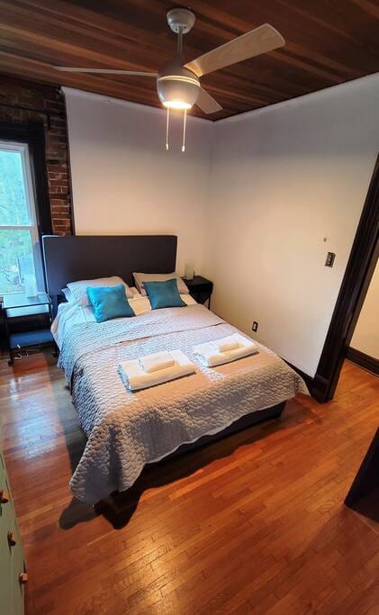 Historic 150 y/o 3-bedroom KC house with hot tub.