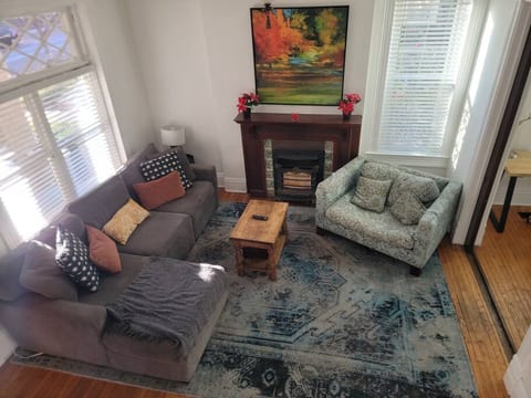 Historic 150 y/o 3-bedroom KC house with hot tub.