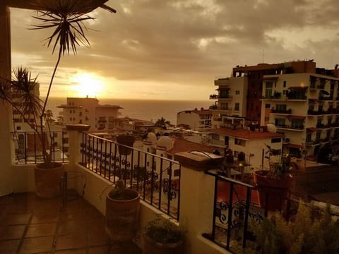 Ocean view condo 5 mins from the beach.