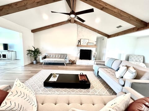 Beautiful Living Room with wood fireplace.
Spend your time in this room, enjoying the incredible views while drinking a cup of tea or delicious wine.
