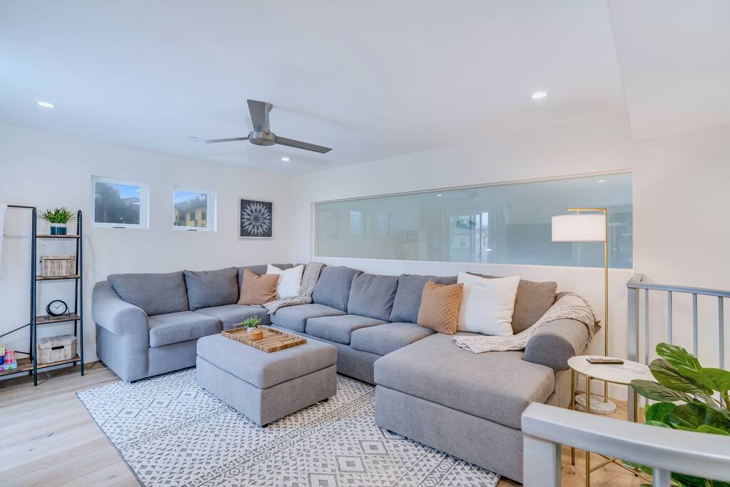 Spacious loft on third level - has queen sleeper sofa. Perfect room for watching a movie or playing games! - Spring & Summer Prime Location in Encinitas! - Encinitas