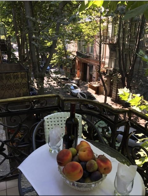 Sololaki apartment in 150 y/o Art Nouveau house