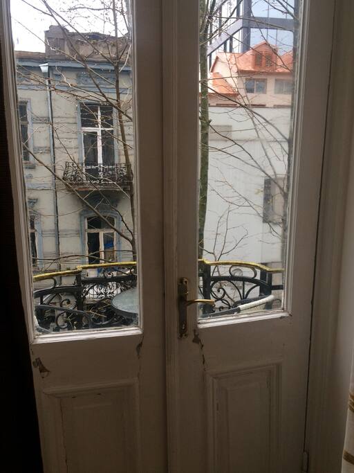 sololaki-apartment-in-150-y-o-art-nouveau-house/