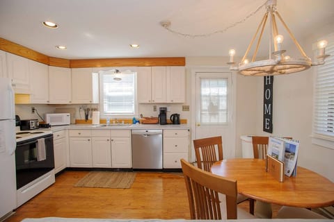 Cozy up island cottage - Near everything!