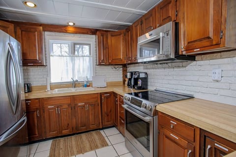 Martha’s Vineyard Oasis, Hot Tub, Near It All!