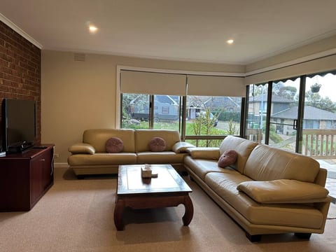 Centrally located Sunbury home w top-of-hill view