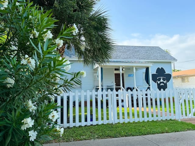 Cowboy Casa-A Historic Galveston Vacation Home - Galveston
