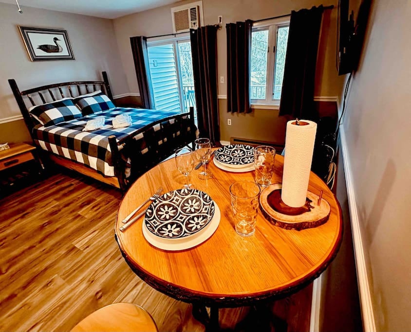 Causal Hickory Dinning area