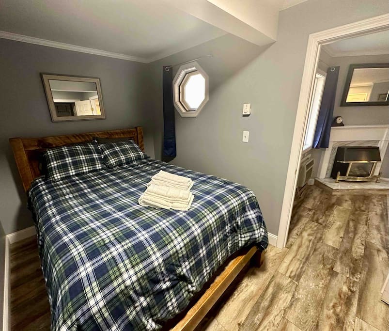 Queen bedroom, adjacent room fireplace - Nordic Suite Lincoln W/HotTub & Pool Full Kitchen - Lincoln