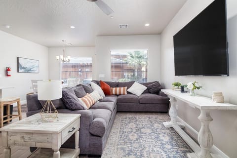 Zion Poolside + Private Spa | 16+ Guest | EV plug