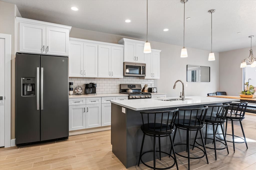 zion-boho-escape-and-private-hot-tub!-sleeps-18/