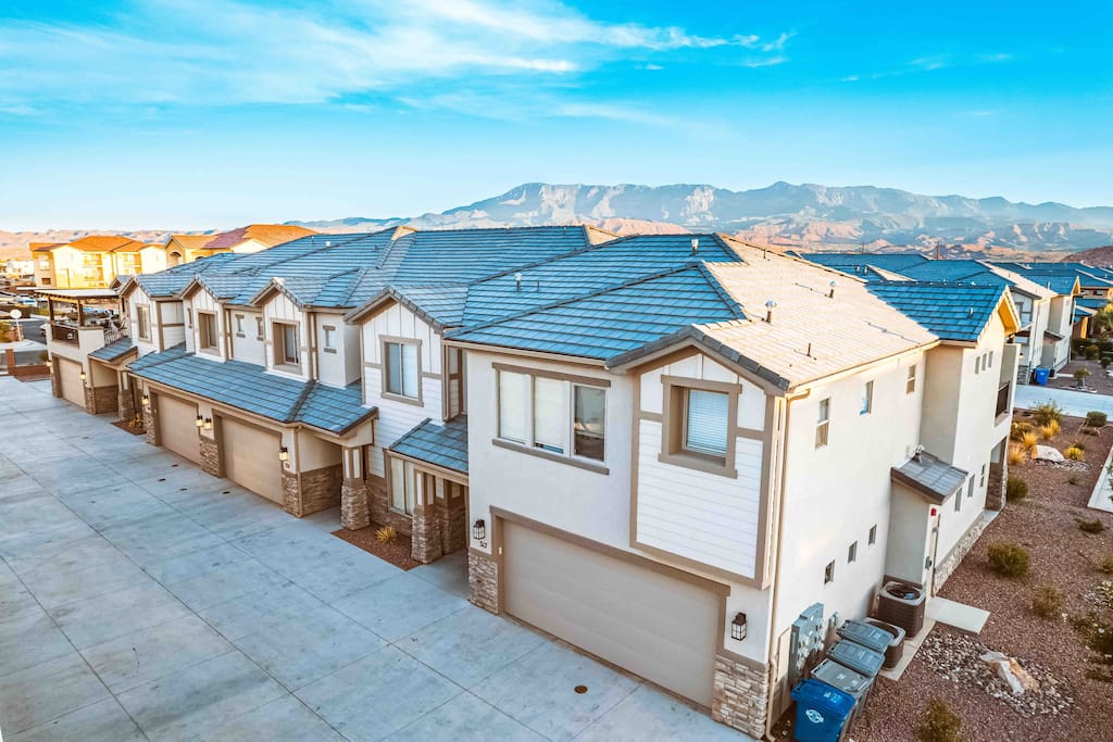 zion-boho-escape-and-private-hot-tub!-sleeps-18/