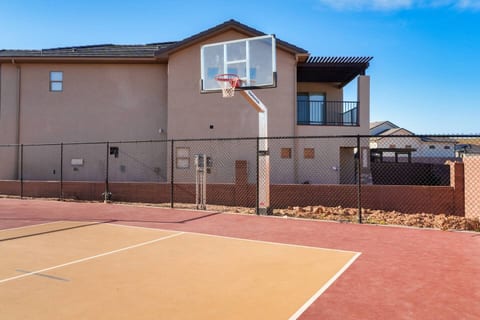 Zion Boho Escape & Private Hot tub! Sleeps 18