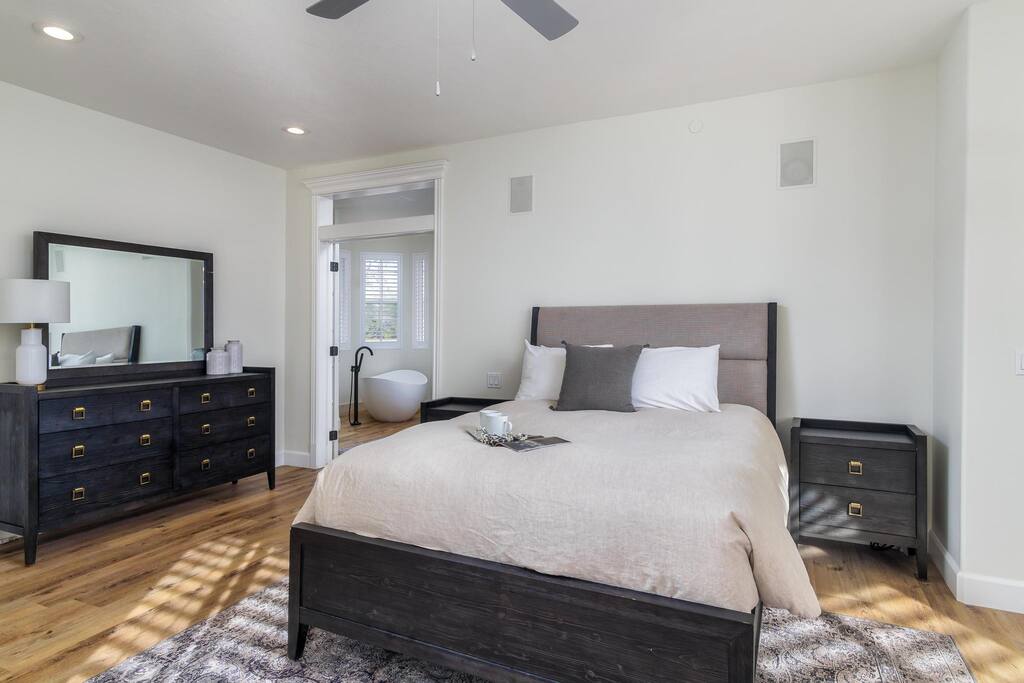 mansion-near-zions-sleeps-20+or-private-pool-and-yard/