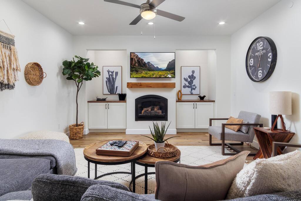 mansion-near-zions-sleeps-20+or-private-pool-and-yard/