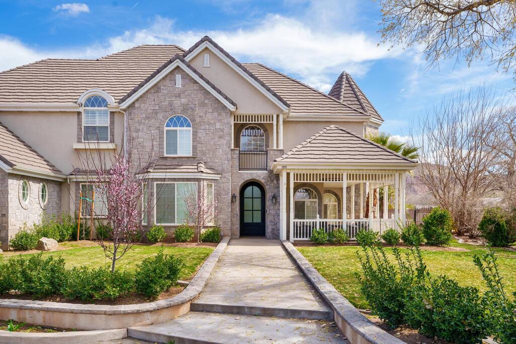 Mansion near Zions sleeps 20+| Private pool & Yard - Hurricane