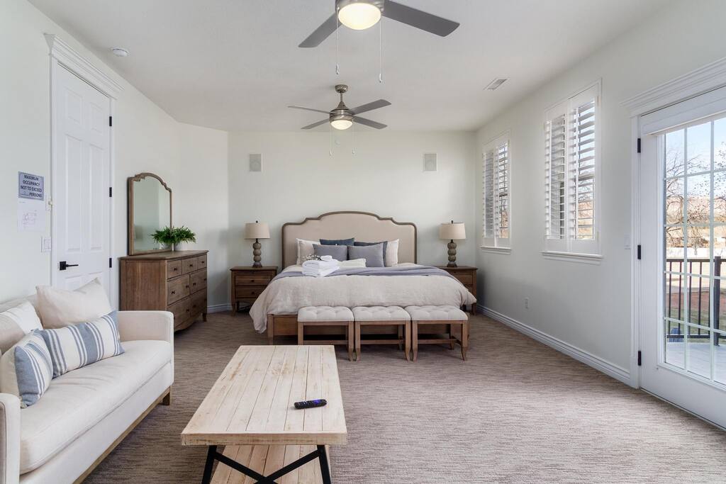 mansion-near-zions-sleeps-20+or-private-pool-and-yard/